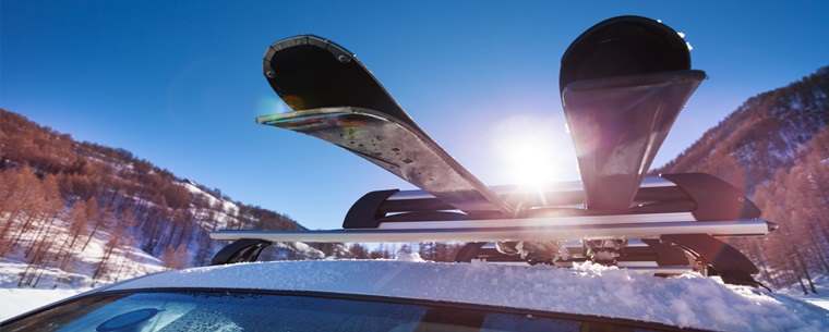 car with roof rack and skis