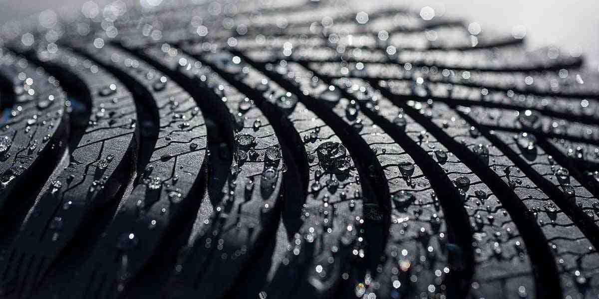 Tyre tread with water droplets