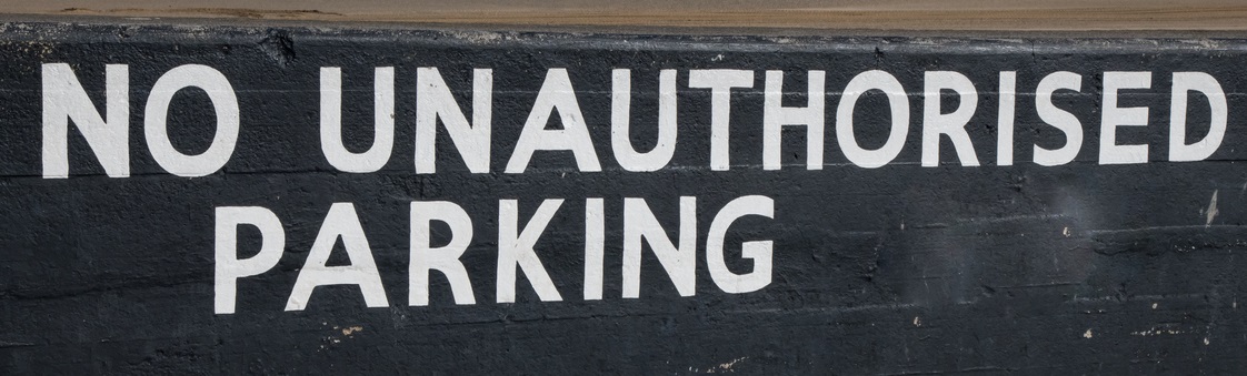No unauthorised parking sign 