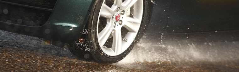 Tyre braking in wet conditions