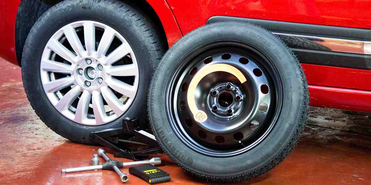 Some vehicles are provided with space-saver spare tyres, which are fitted in the car’s booth