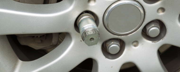 Car allow wheel fitted with a locking wheel nut