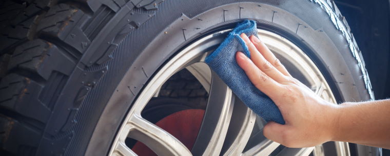 Cleaning a tyre and wheel with a microfibre cloth