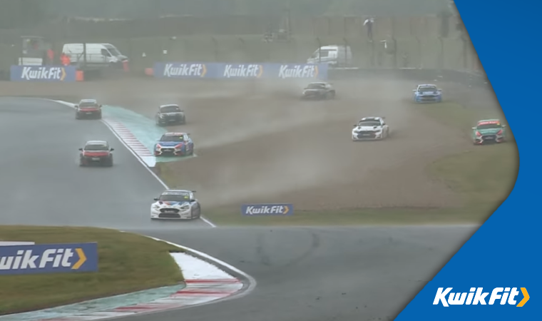 seven cars off in the wet at donington park gp
